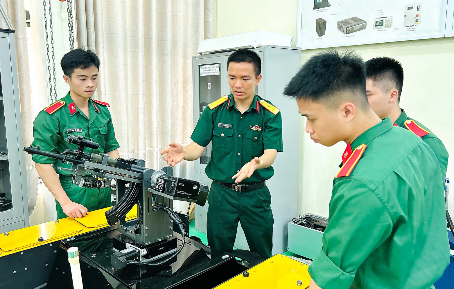 Nhóm giảng viên ứng dụng AI sáng chế robot chiến trường